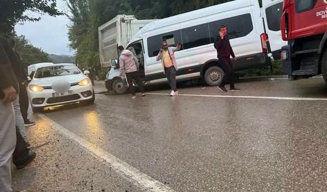 Ordu’da Feci Kaza! Yolcu Minibüsü Kamyona Çarptı: 1 Ölü, 23 Yaralı