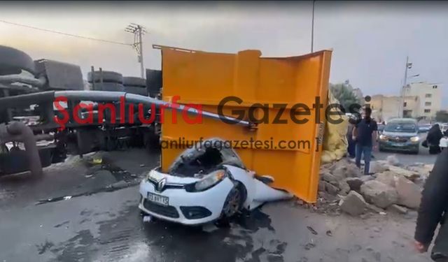 Şanlıurfa Eyyübiye’de hafriyat yüklü kamyon 2 aracın üzerine devrildi: Yaralı var!