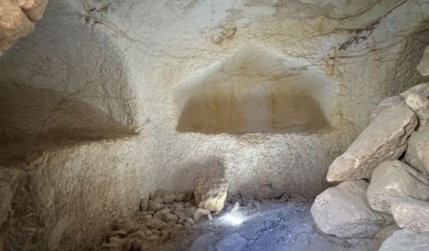 Urfa Kalesi’nde Geç Antik Çağ’a Ait Kaya Mezar Gün Yüzüne Çıkarıldı