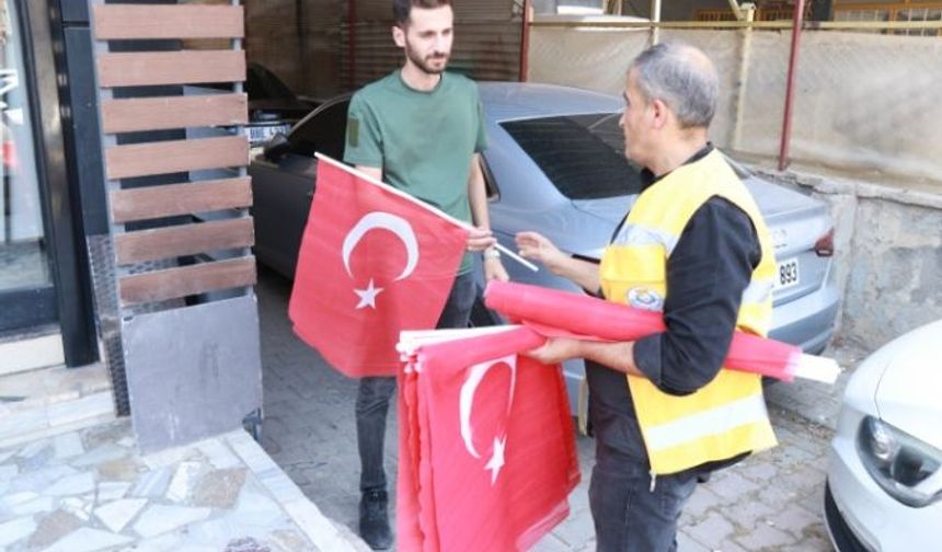 Şanlıurfa Haliliye Belediyesi’nden 15 Temmuz’a Özel Bayrak Dağıtımı