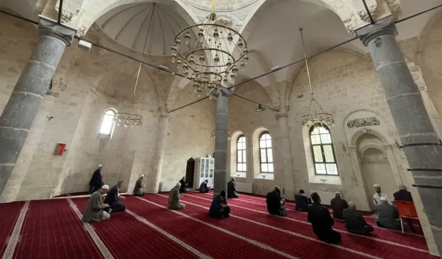 Şanlıurfa’nın tarihi sembollerinden Fırfırlı Cami ziyaretçilerini ağırlıyor
