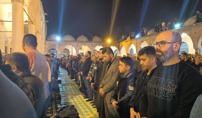 Kadir Gecesi'nde Balıklıgöl'de İbadet Coşkusu