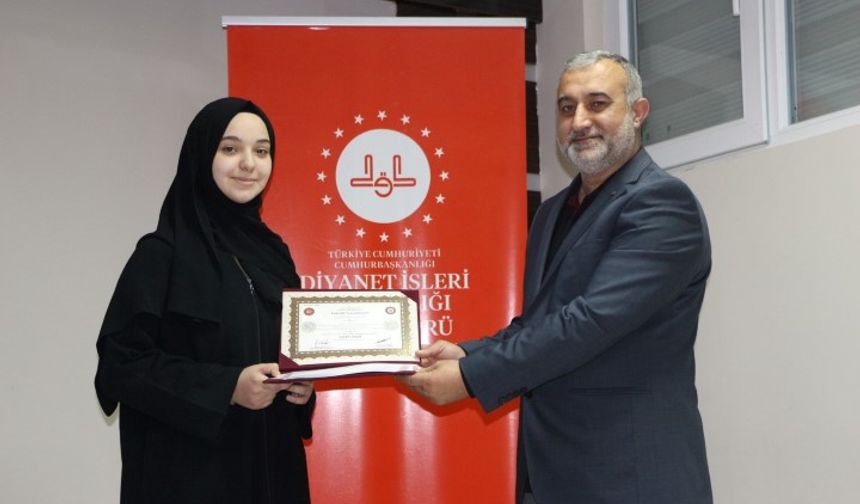 Bir Gecede 2 Müjde! Hem Kadir Gecesi'ni İhya Ettiler Hem Hafızlık Belgelerini Aldılar
