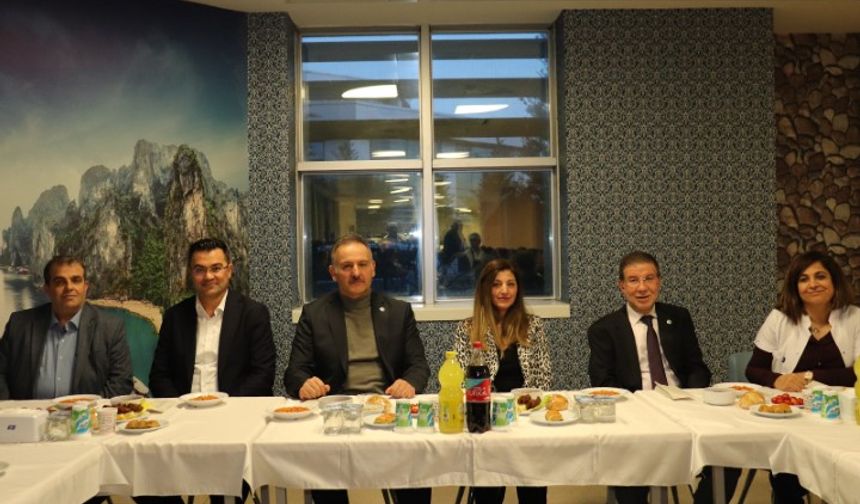 Şanlıurfa’da Harran Üniversitesi Rektörü, Hastane Personeliyle İftar Yaparak Birlikte Vakit Geçirdi