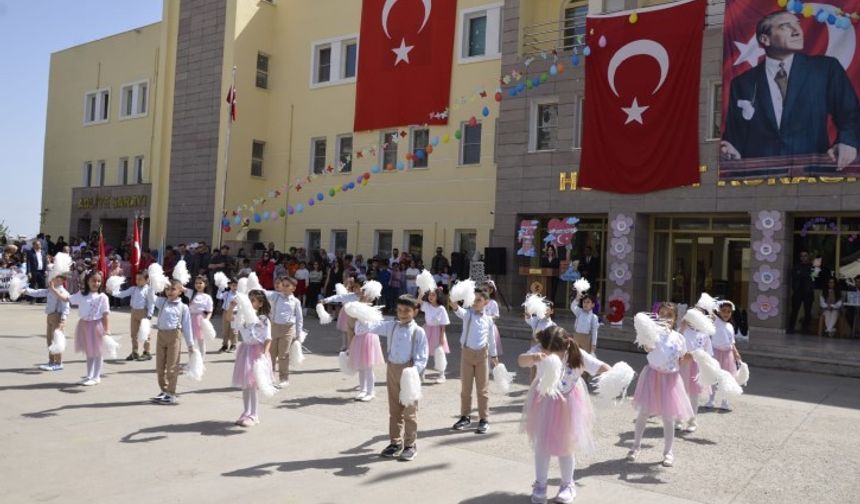 Halfeti’de 23 Nisan Coşkusu Hükümet Konağı Bahçesinde Yaşandı