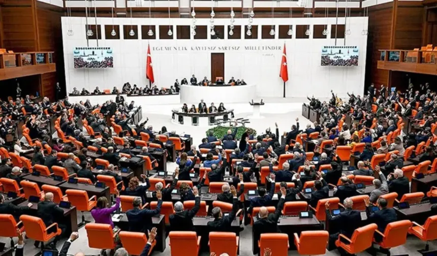 Kadınlar da askere mi gidiyor? Sigara ve alkol tüketenlerin sigortasını kim karşılayacak? Gözler Meclis'te