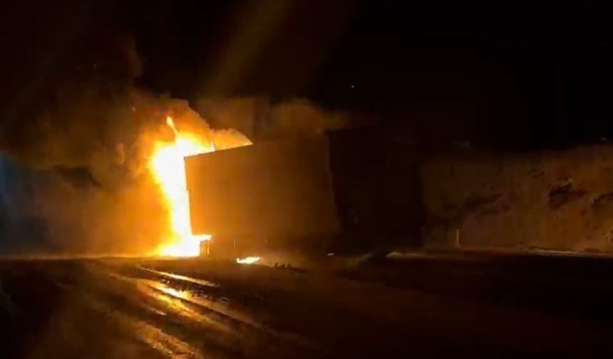 Şanlıurfa Siverek’te Seyir Halindeki Tır Alev Alev Yandı