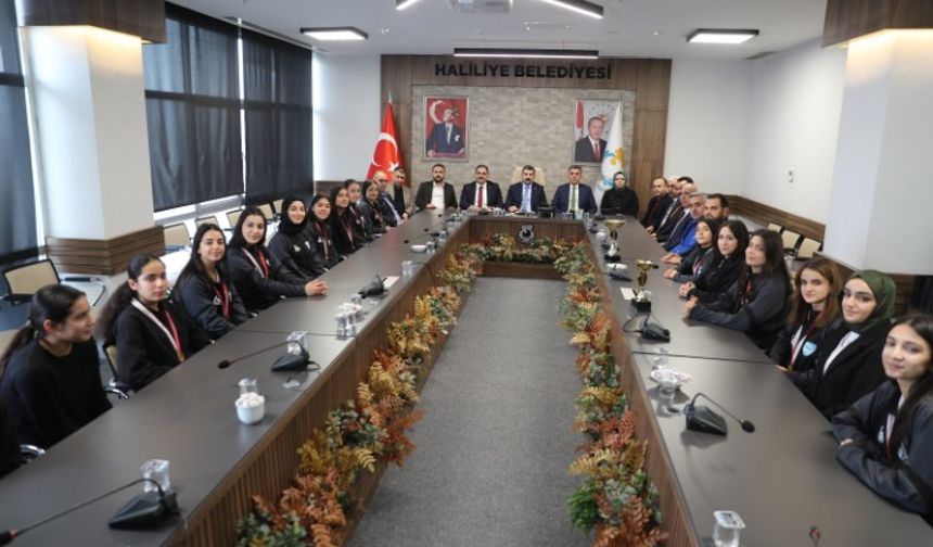 Başkan Canpolat Şanlıurfa İl Şampiyonu Yıldız Kızları Ağırladı!