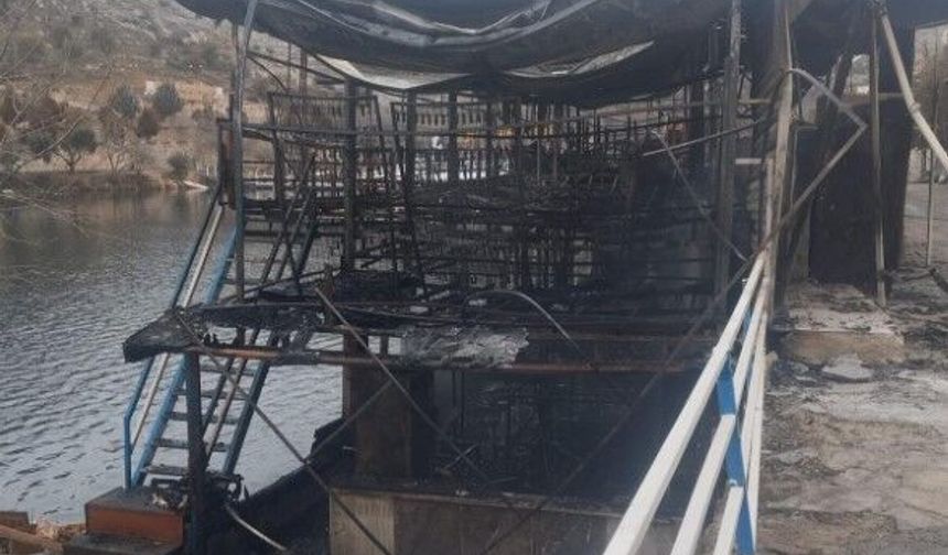 Şanlıurfa Halfeti’de Duba Restoran Yine Alevlere Teslim Oldu