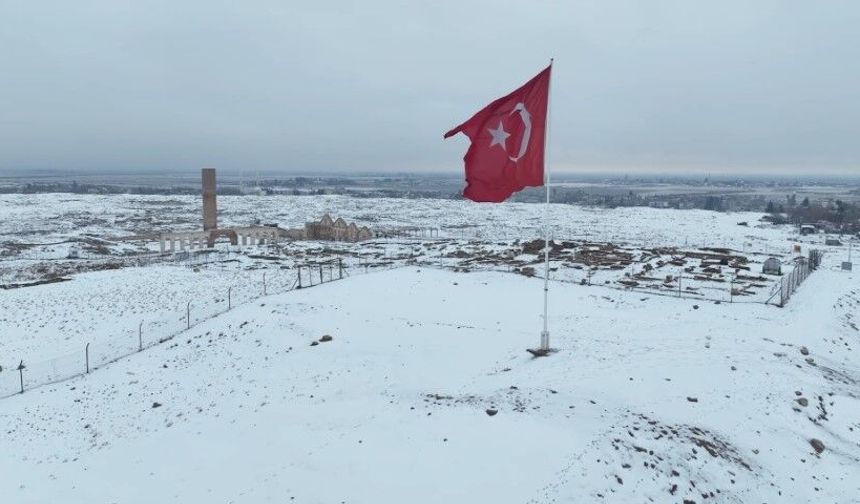 Şanlıurfa Harran’da Kar Yağışı Tarihi Yapıları Beyaza Bürüdü