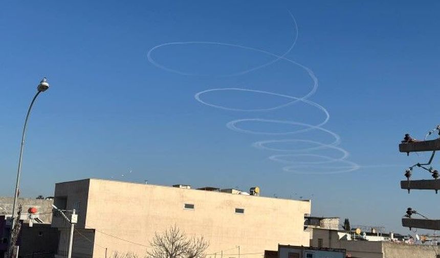 Şanlıurfa’da Suriye Sınırında Uçağın Çizdiği Şekiller Dikkat Çekti!