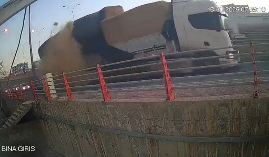 Şanlıurfa’da Tırdan Düşen Saman Balyası Facianın Eşiğinden Döndürdü!