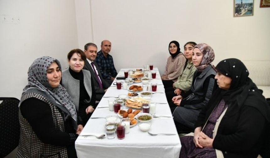 Vali Hasan Şıldak, İpekyol Mahallesi’nde Çiçek Ailesi ile İftarda Buluştu