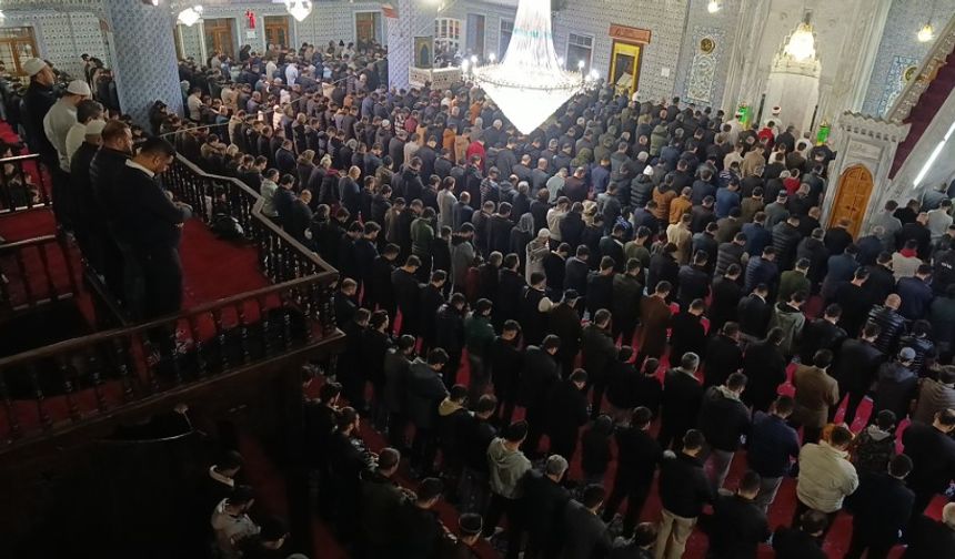 Şanlıurfa’da Berat Kandili Coşkusu Balıklıgöl’de Zirveye Ulaştı!