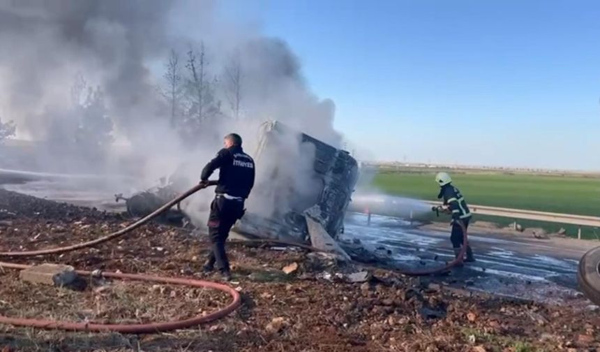 Viranşehir’de Yakıt Yüklü Tır Devrildi: Sürücü Yaralandı