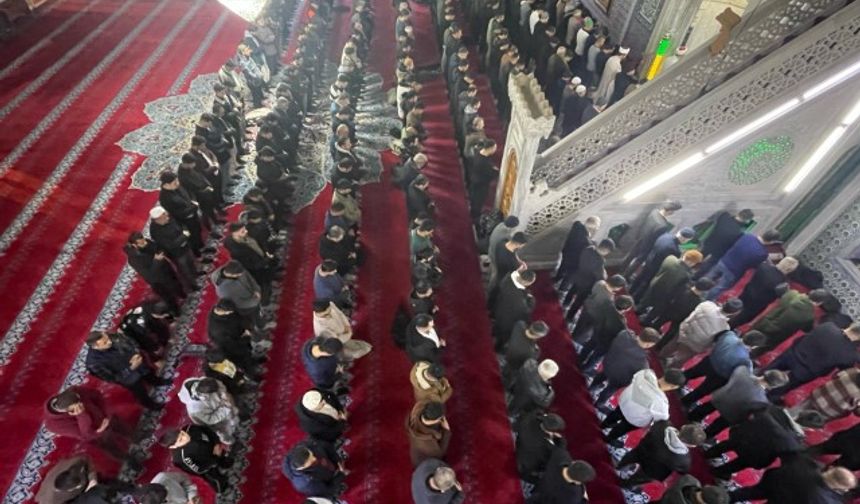 Şanlıurfa ve 5 ilde İlk Teravih Coşkusu: Camiler Doldu Taştı