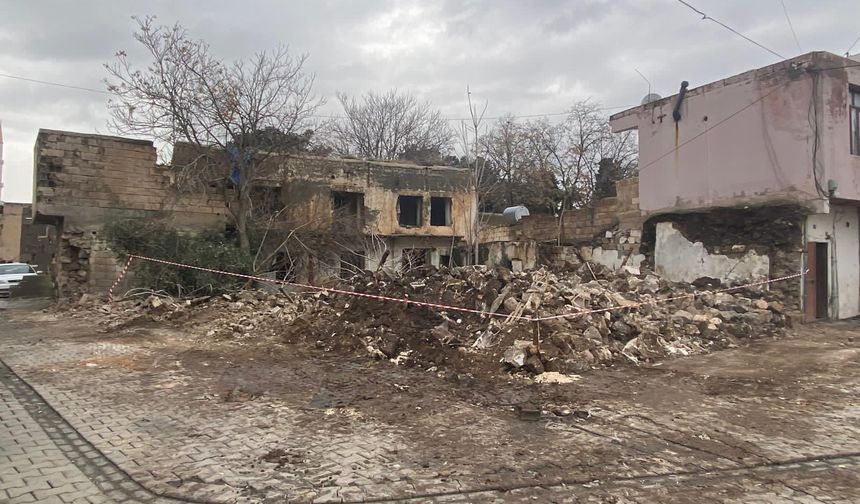 Viranşehir’de Çökme Riski Taşıyan Metruk Yapı Yıkıldı