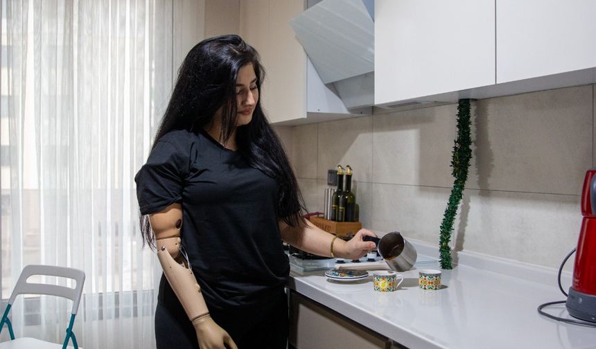 Depremde Kolunu ve Bacağını Kaybetti, Umudunu Kaybetmedi