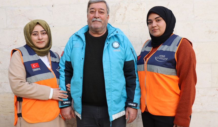 Depremden kurtulan kız kardeşler, babalarının izinden gidip AFAD gönüllüsü oldu