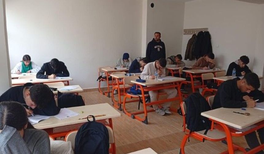 Viranşehir Belediyesi Genç Bilgi Evi’nde YKS Öğrencilerine Ücretsiz Deneme Sınavı