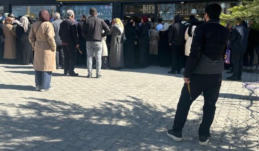 Şanlıurfa’da Züccaciye Mağazasında Saatlerce Kuyruk Çilesi
