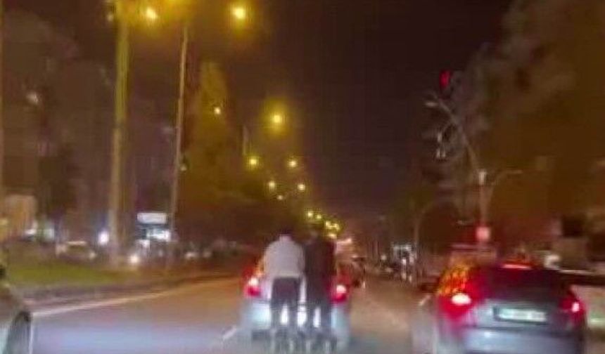 Diyarbakır-Şanlıurfa Yolunda Gençler Trafiği Tehlikeye Attı