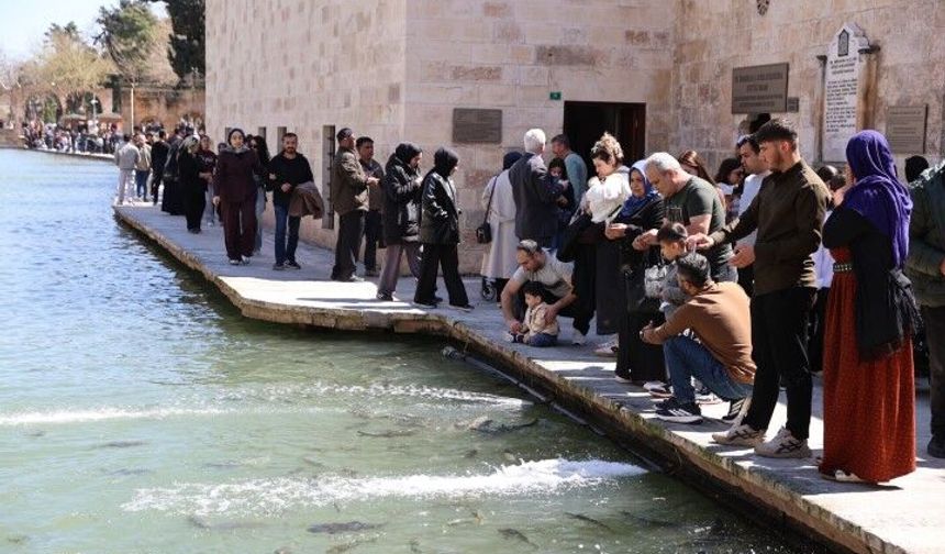 Şanlıurfa’da Hafta Sonu Balıklıgöl Yoğunluğu