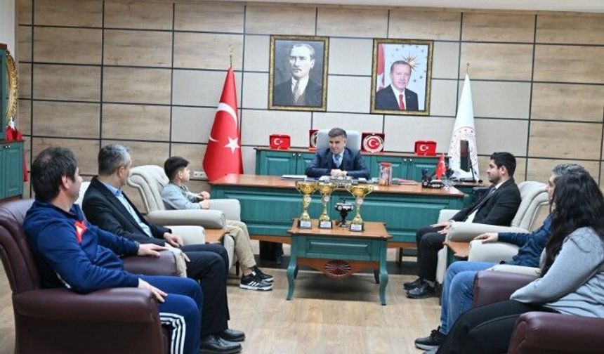 Başarılı Öğrencilerden İl Milli Eğitim Müdürü Sultanoğlu’na Ziyaret!