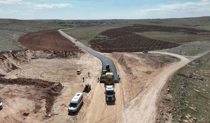 Şanlıurfa’da Halfeti–Bozova Yolunda Sıcak Asfalt Çalışması!