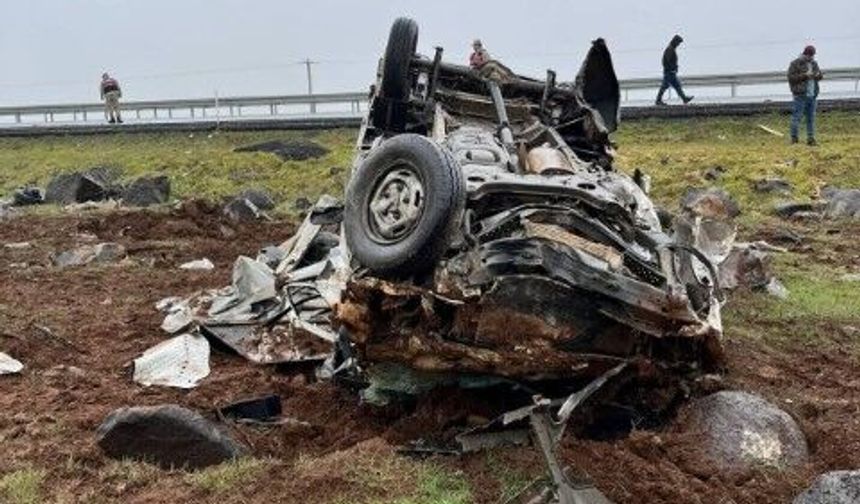 Şanlıurfa Siverek’te Kamyonet Şarampole Devrildi