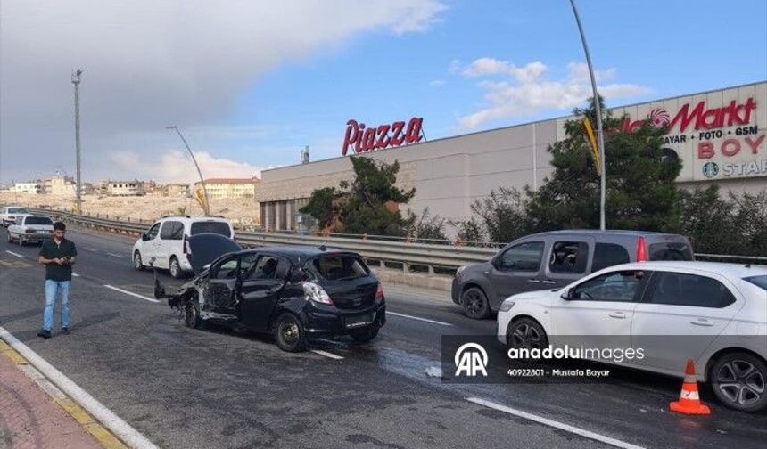 Şanlıurfa’da Otomobil Bariyerlere Çarptı: 3 Yaralı