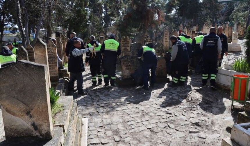 Şanlıurfa Büyükşehir’den Bayram Öncesi Mezarlıklarda Yoğun Mesai!