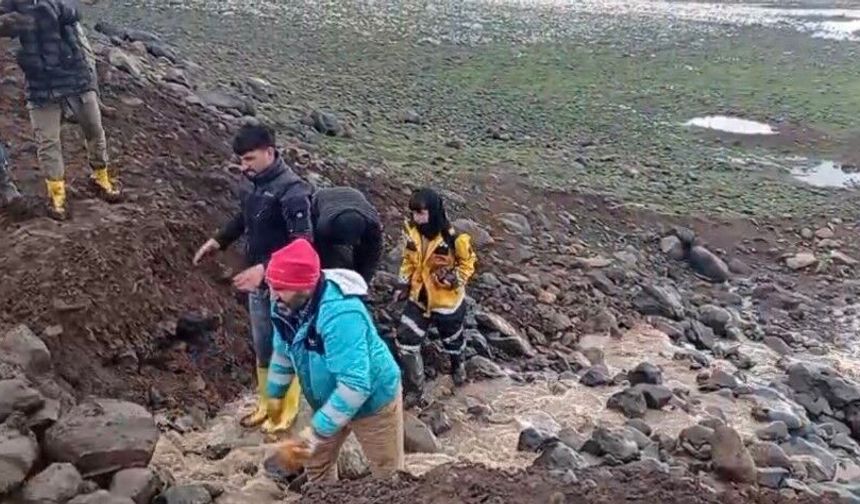 Şanlıurfa Siverek’te Yağışın Zarar Verdiği Göleti Mahalle Sakinleri Onardı!