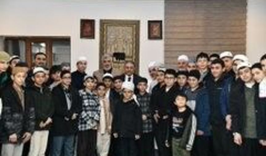 Şanlıurfa Valisi Hasan Şıldak Öğrencilerle Aynı Sofrada!