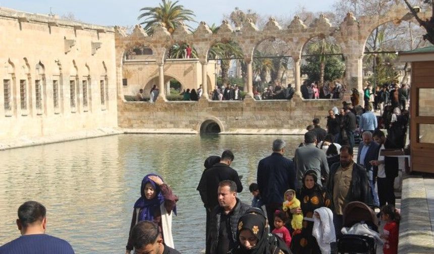 Şanlıurfa’da Balıklıgöl Ramazan’da Ziyaretçi Akınına Uğruyor!
