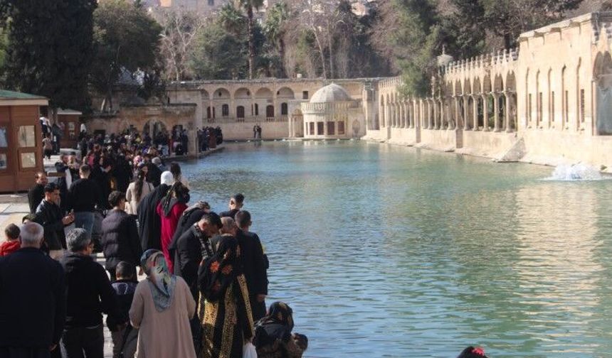 Emeklilere Çifte Ödeme Müjdesi: Maaş Ve Bayram İkramiyesi Tarihleri Açıklandı