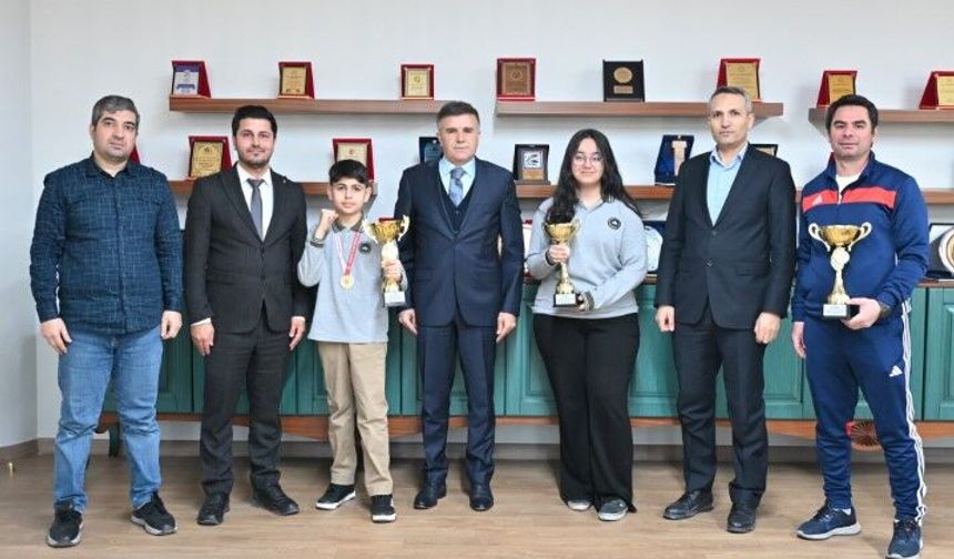 Şanlıurfa’da Başarılı Öğrencilerden İl Milli Eğitim Müdürü’ne Ziyaret