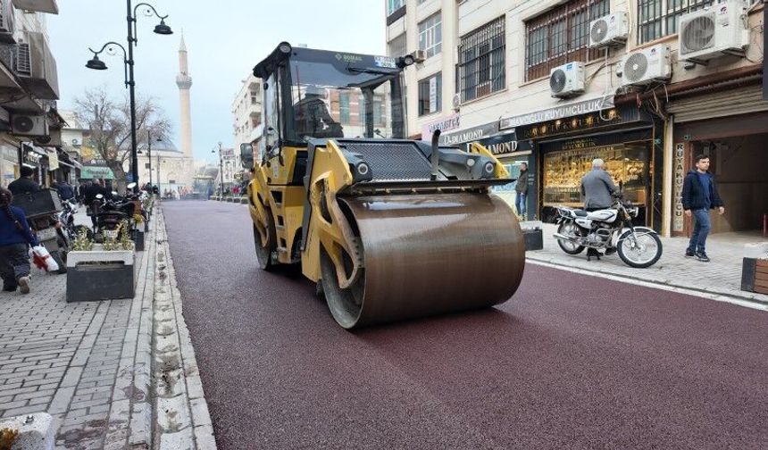 Şanlıurfa’da Divanyolu Caddesi’nde İkinci Etap Renkli Asfalt Çalışması Tamamlandı