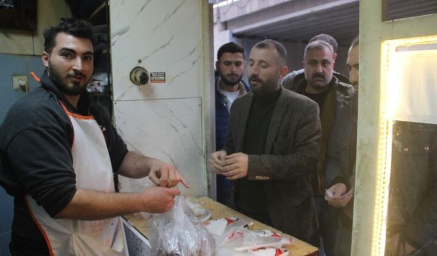 Şanlıurfa’da Tatlıcıda İftar Yoğunluğu Uzun Kuyruklar Oluştu