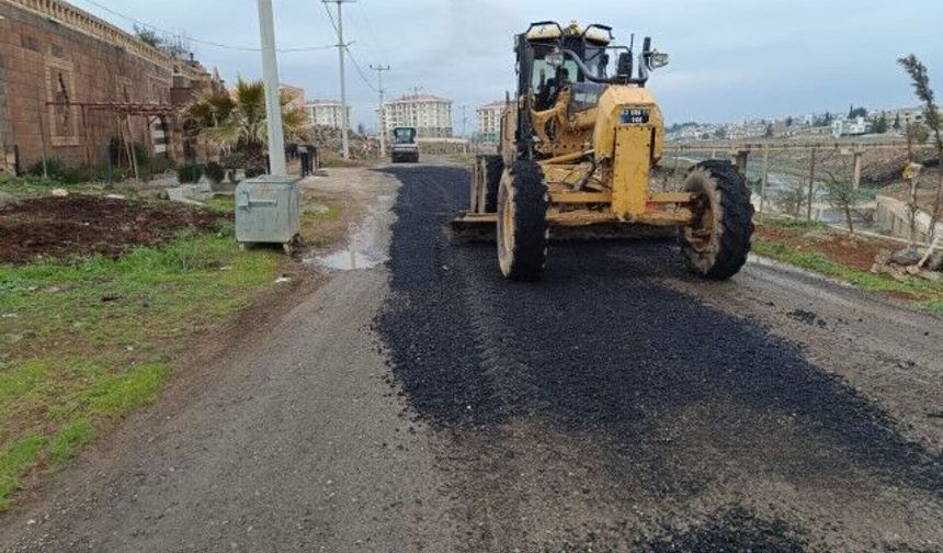 Viranşehir’de Kanar Küme Evleri yolunda asfalt onarımı yapıldı