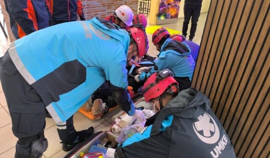 Şanlıurfa’da Deprem Haftası Tatbikatı: UMKE ve 112 Ambulans Ekipleri Okulda Görev Aldı.