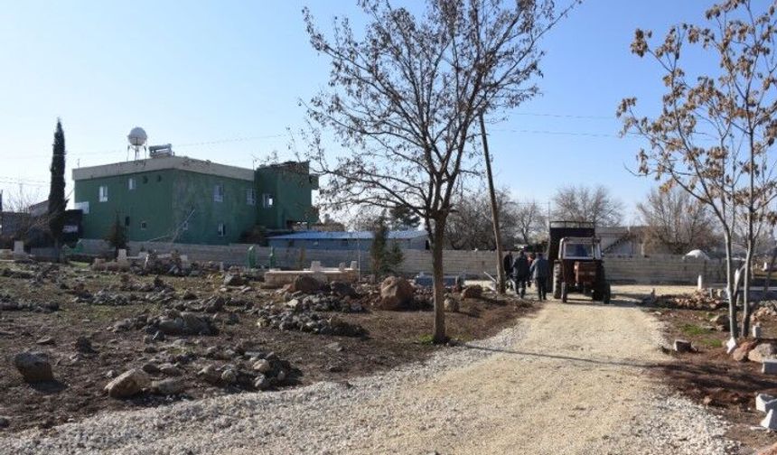 Hilvan Belediyesi Mezarlık Çevresini Yenileyerek Huzuru Artırıyor