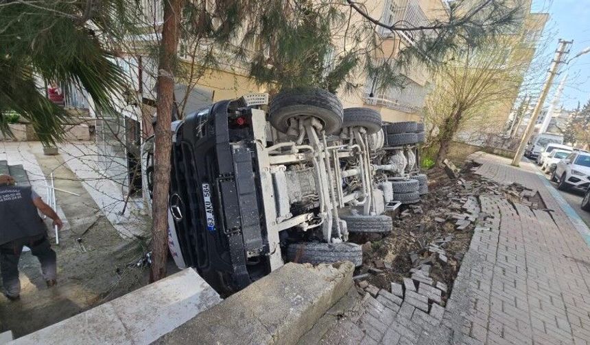Şanlıurfa’da Beton Mikseri Devrildi Sürücü Araçta Sıkıştı!