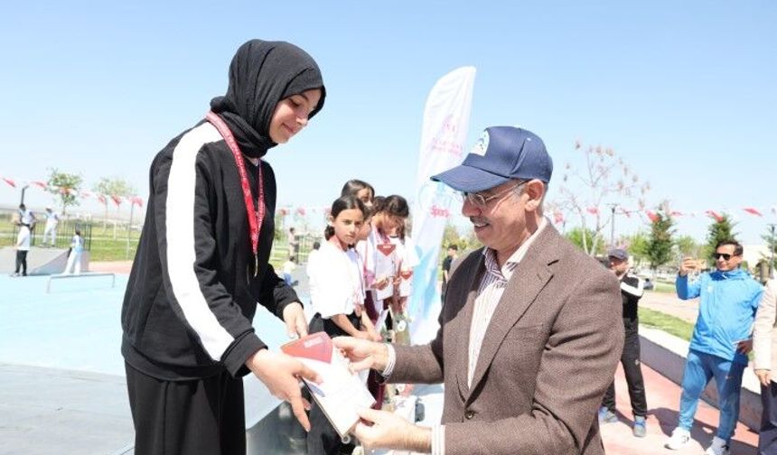 Şanlıurfa’da Kaykay Heyecanı: Gençler Madalyalarını Aldı!