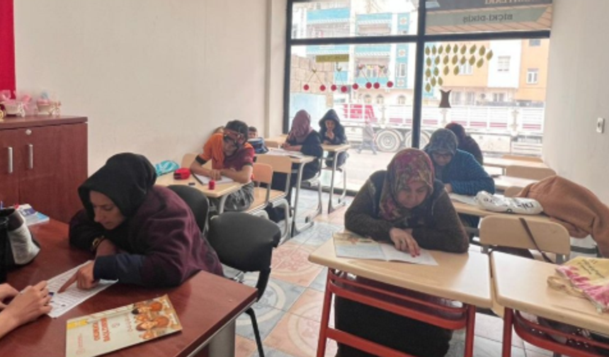 Eyyübiye Yenice Kadın Destek Merkezi’nde Okuma-Yazma Kursları Devam Ediyor!