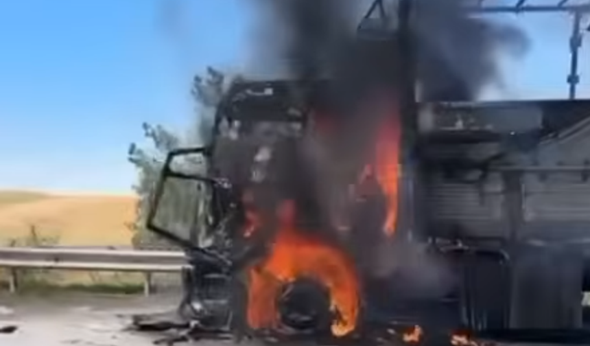 Şanlıurfa Birecik Yolunda Korkutan Tır Yangını!