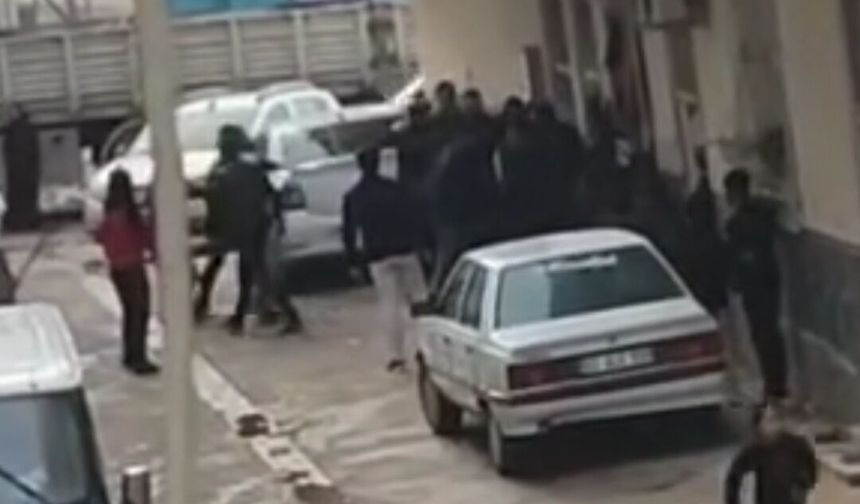 Şanlıurfa'da Yolda karşılaşan husumetli iki grup arasında taşlı sopalı kavga