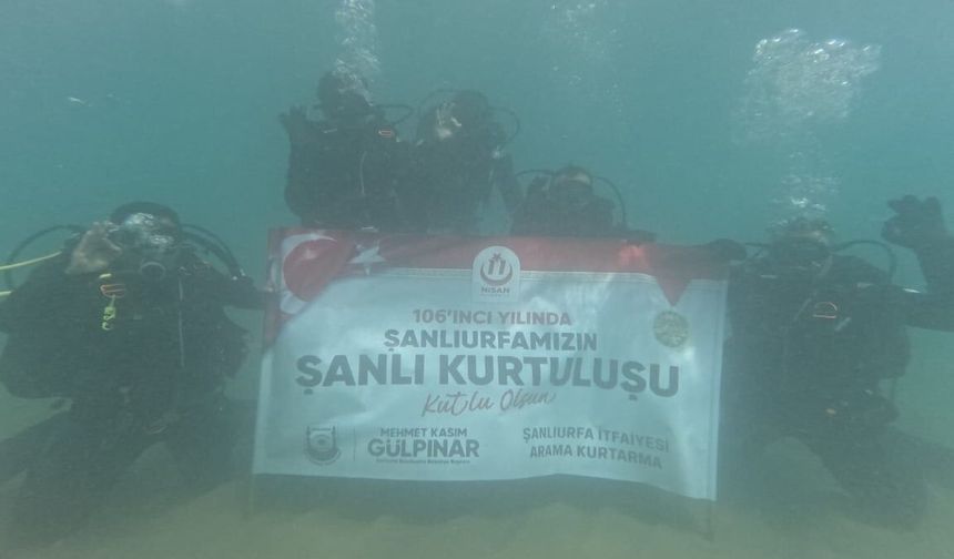 Şanlıurfa'nın "Şanlı" destanı Atatürk Baraj Gölü’nde su altında bayrak açarak kutladı.