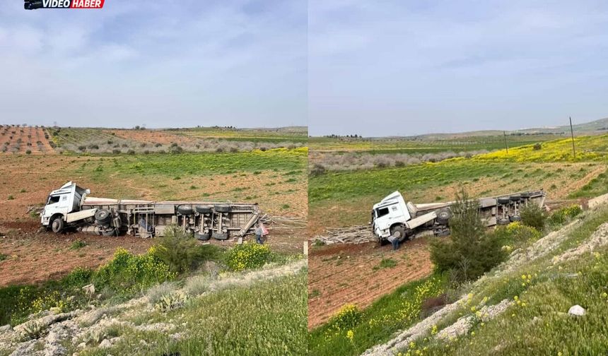 Şanlıurfa’da hırdavat yüklü bir TIR devrildi