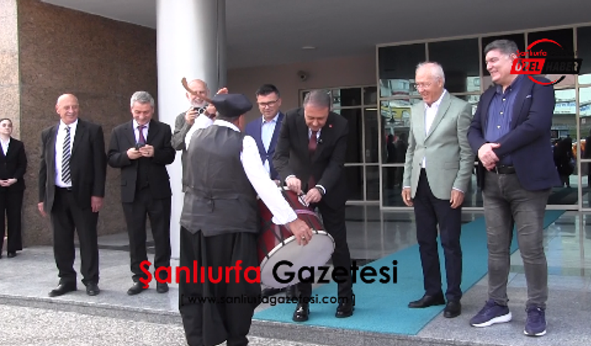 Şanlıurfa’da Halk Oyunları Coşkusu! Vali Şıldak Davulcuya Bahşiş Verdi